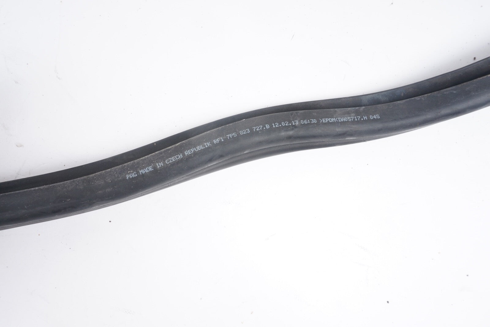 2011-2014 PORSCHE CAYENNE - RAIN TRAY SEAL / HOOD Weather Stripping