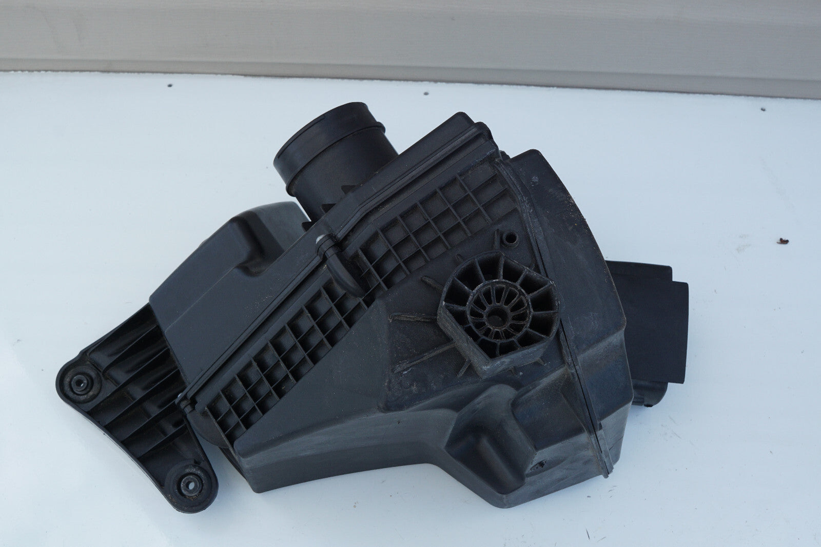 07-13 BMW 328I 3.0L L6 N52 ENGINE AIR INTAKE BOX CLEANER FILTER HOUSING OEM