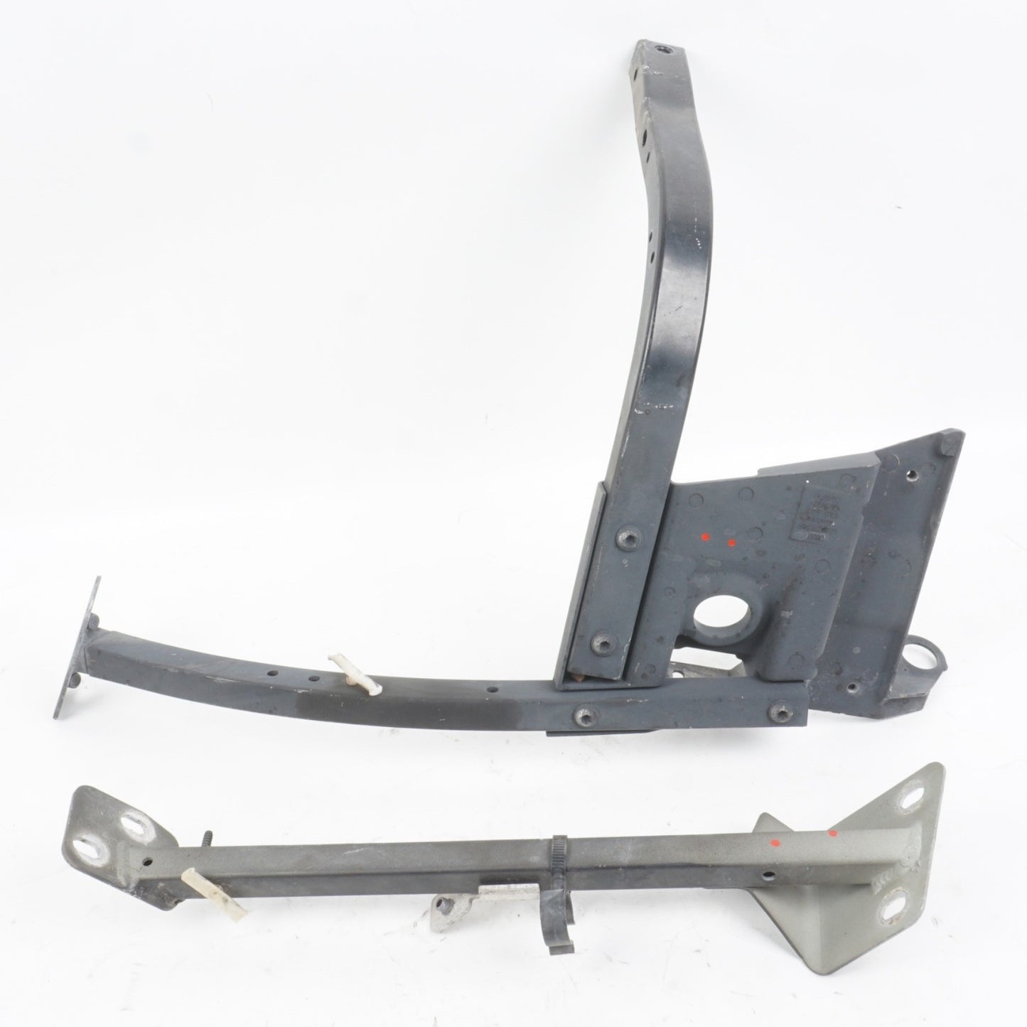 2004 - 2010 AUDI QUATTRO A8  Right Fender Mount Bracket Assembly