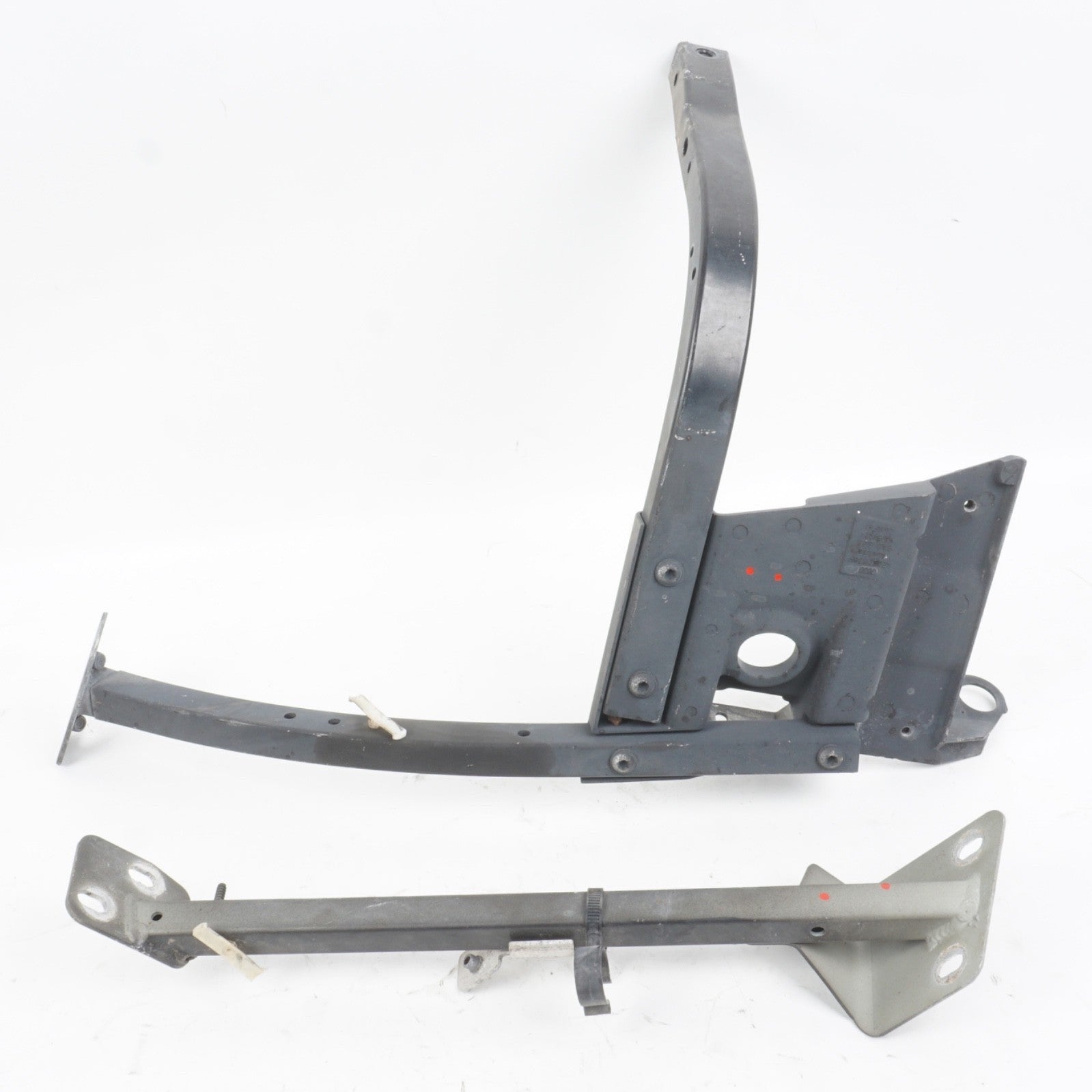 2004 - 2010 AUDI QUATTRO A8  Right Fender Mount Bracket Assembly