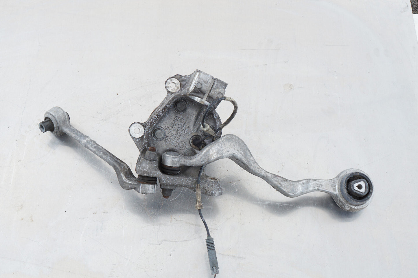 2009 - 2011 BMW 328i FRONT LEFT DRIVER SIDE SPINDLE KNUCKLE WHEEL HUB OEM
