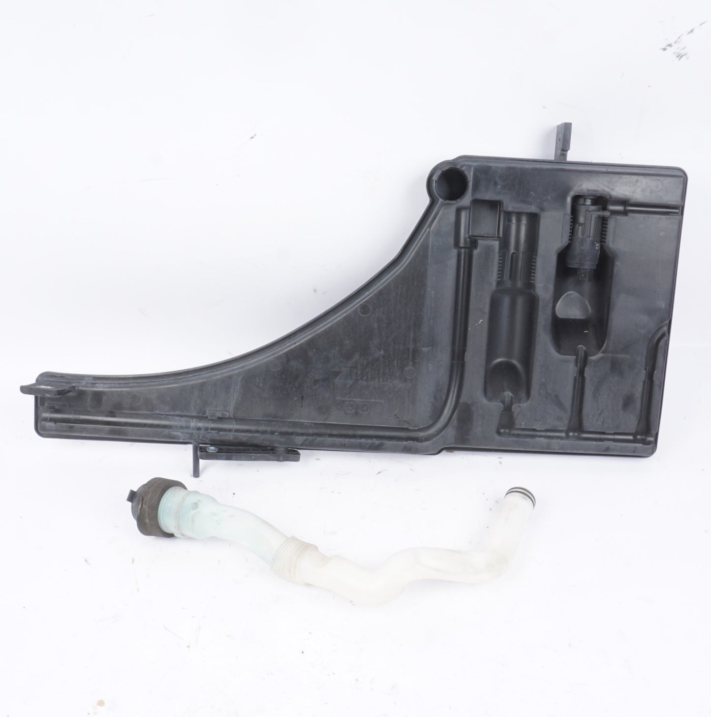 2014 - 2019 MASERATI GHIBLI WINDSHIELD WASHER FLUID RESERVOIR TANK 670006414 OEM