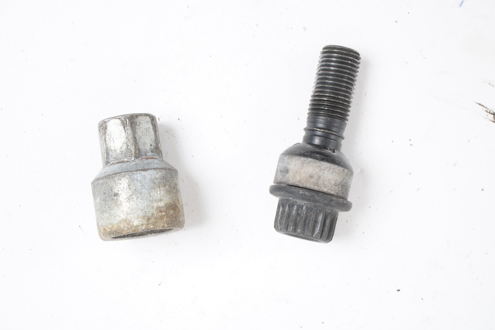 2011-2018 PORSCHE CAYENNE - Locking LUG NUT / BOLT SET W/ KEY 95836105700