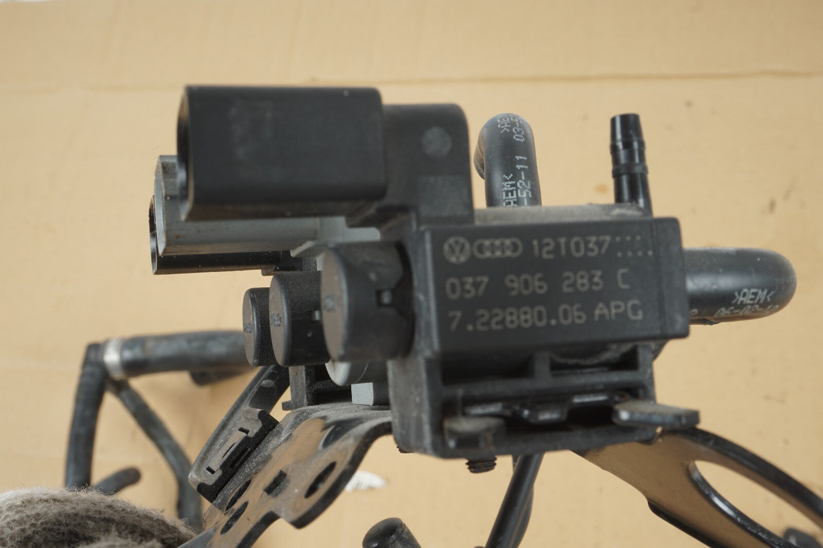 2012 - 2015 AUDI A7 3.0L EMISSION SYSTEM PURGE SOLENOID VALVES W/ BRACKET OEM