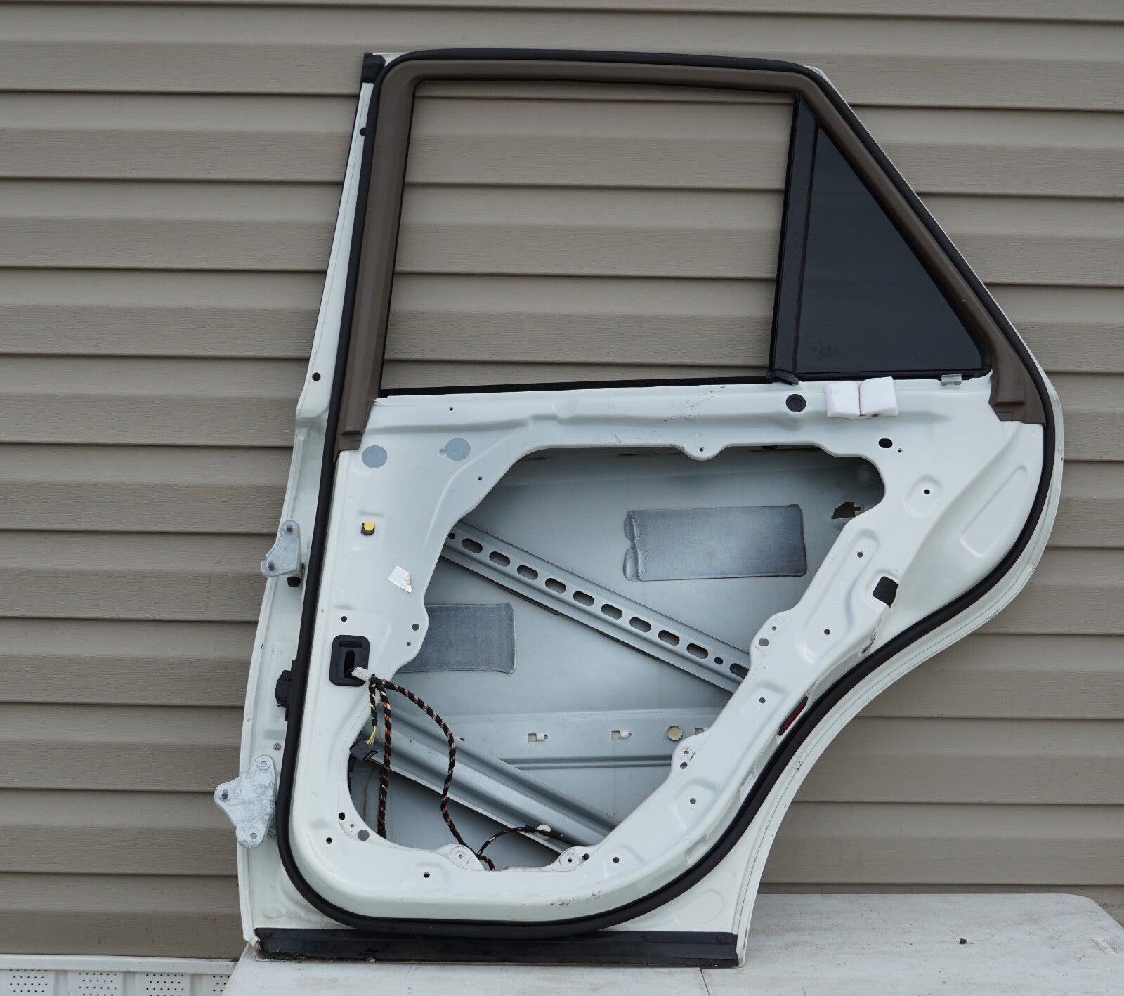 06 - 11 Mercedes W164 ML63 ML350 ML500 REAR RIGHT PASSENGER SIDE DOOR SHELL OEM