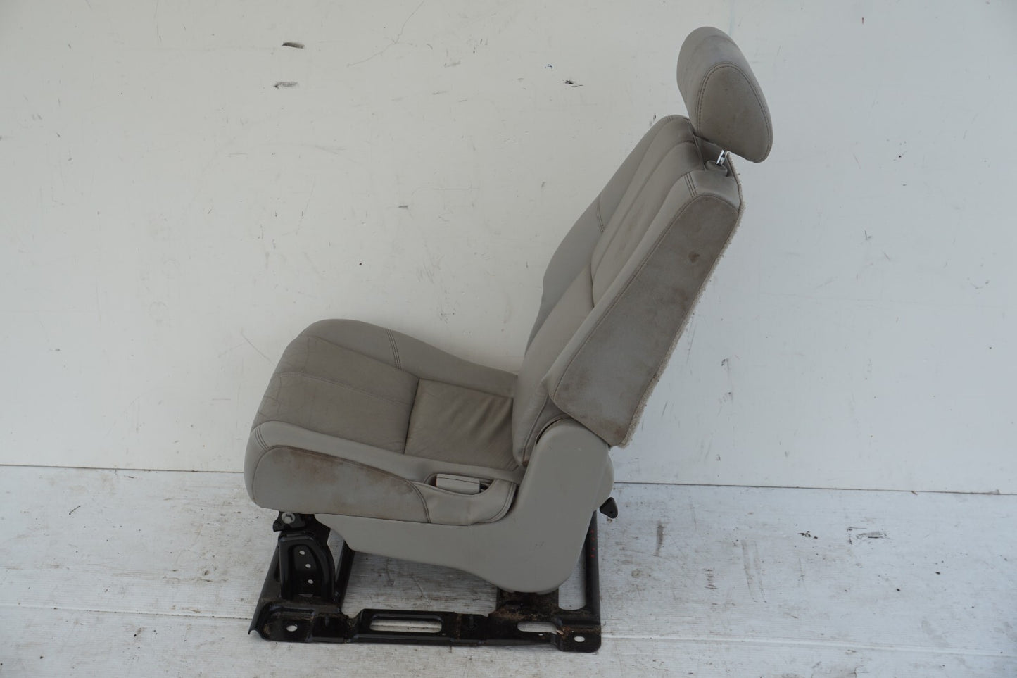 2007 - 2013 Chevy Suburban REAR 2ND ROW SEAT RIGHT PASSENGER SEAT OEM