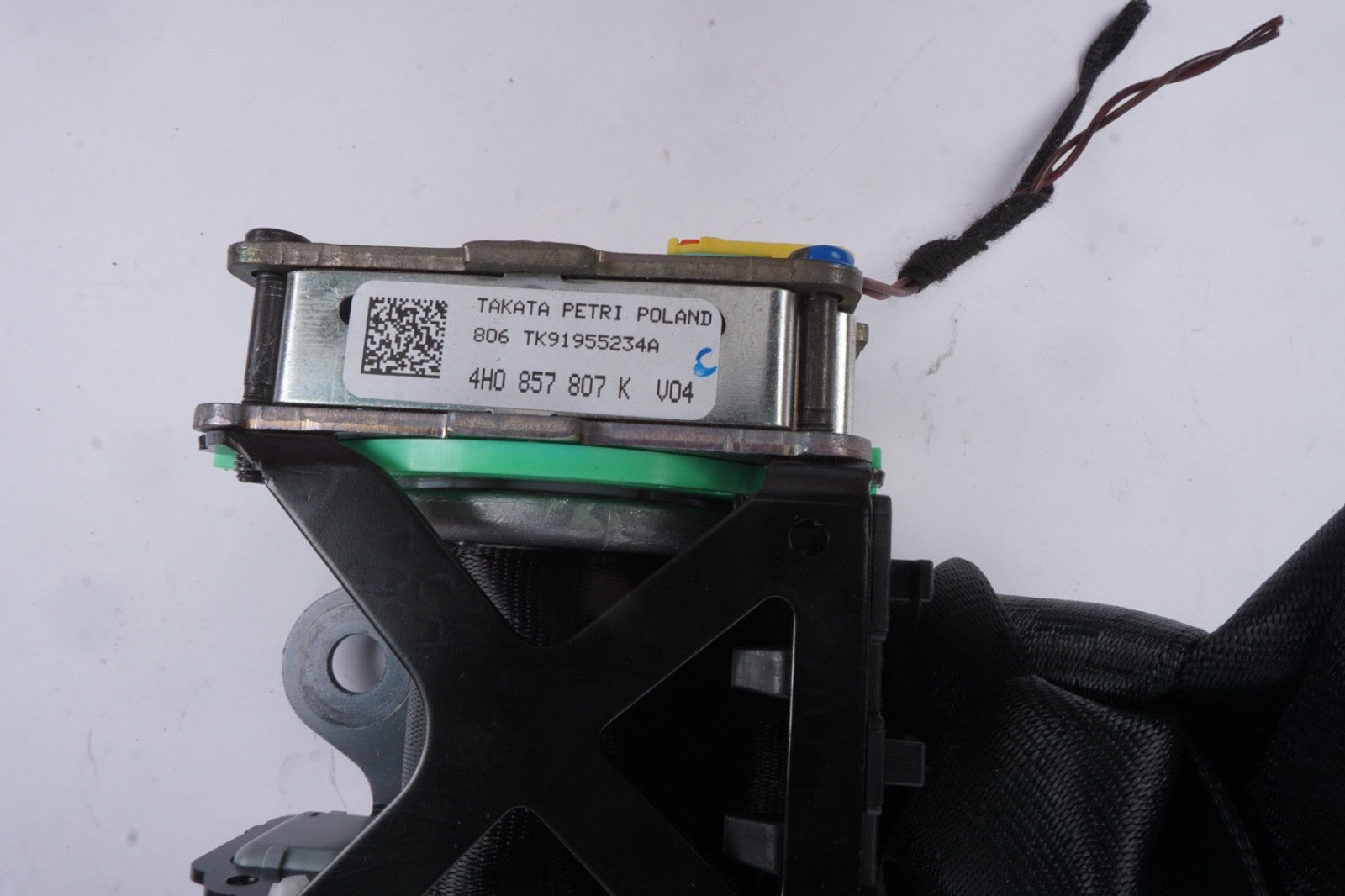 2013-2018 AUDI S8 - REAR Center SEAT BELT Retractor 4H0857807K Black