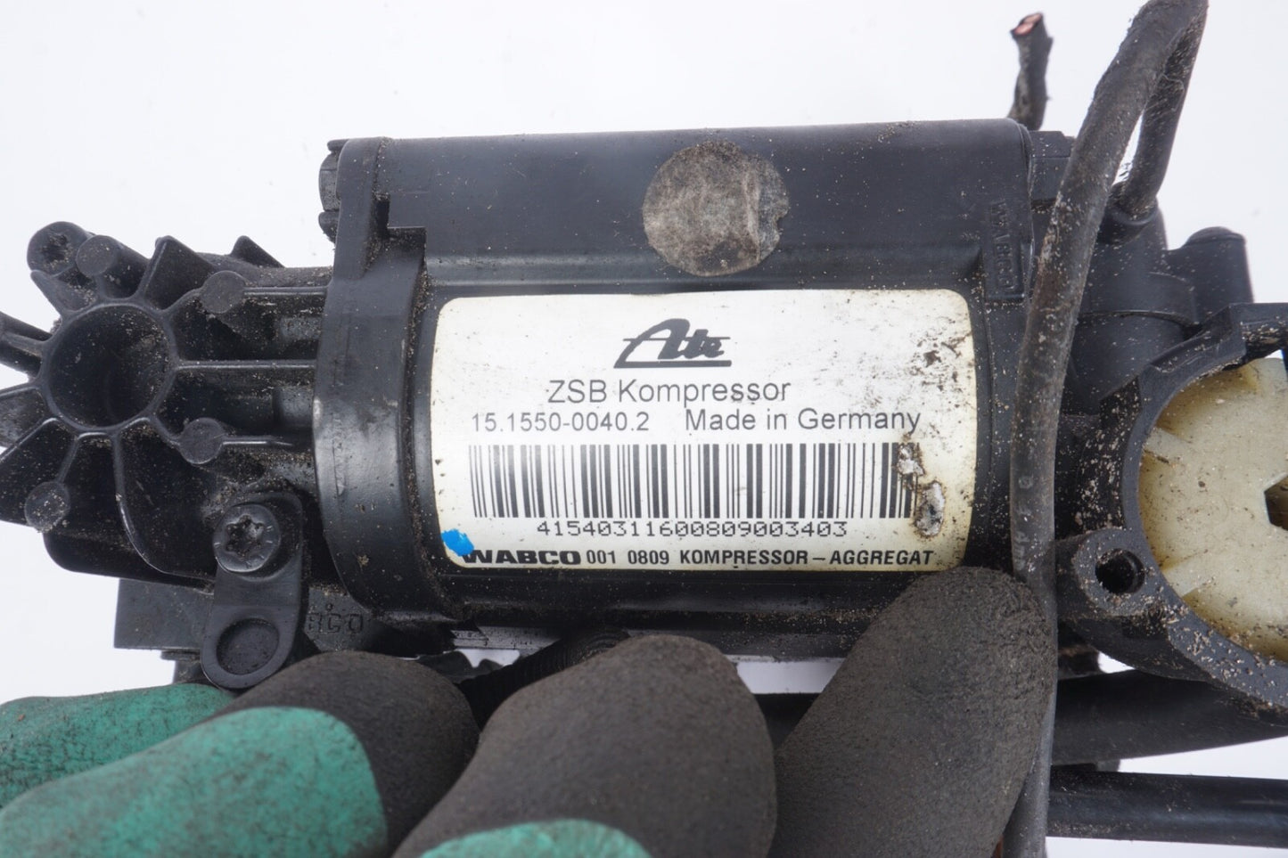 2004-2010 AUDI A8 D3 4.2L - AIR Suspension Compressor / PUMP 4E0616005F