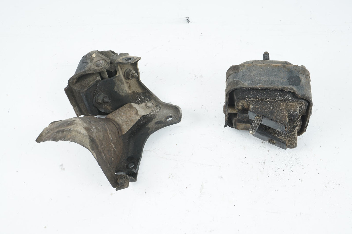 1989 - 1992 Cadillac Allante 4.5L AT TRANSMISSION MOUNT BRACKET SET OF 2 OEM