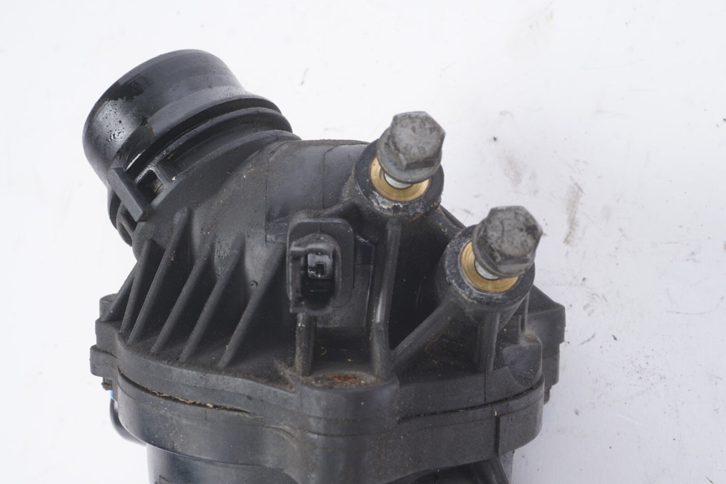 07-11 BMW E60 E61 E90 E92 135i Engine Coolant Thermostat Housing 7536655 OEM