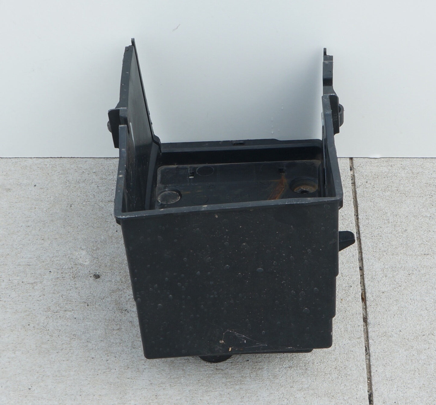 2017 -2019 FORD ESCAPE BATTER TRAY HOLDER HAS DAMAGE OEM AM5110723AD