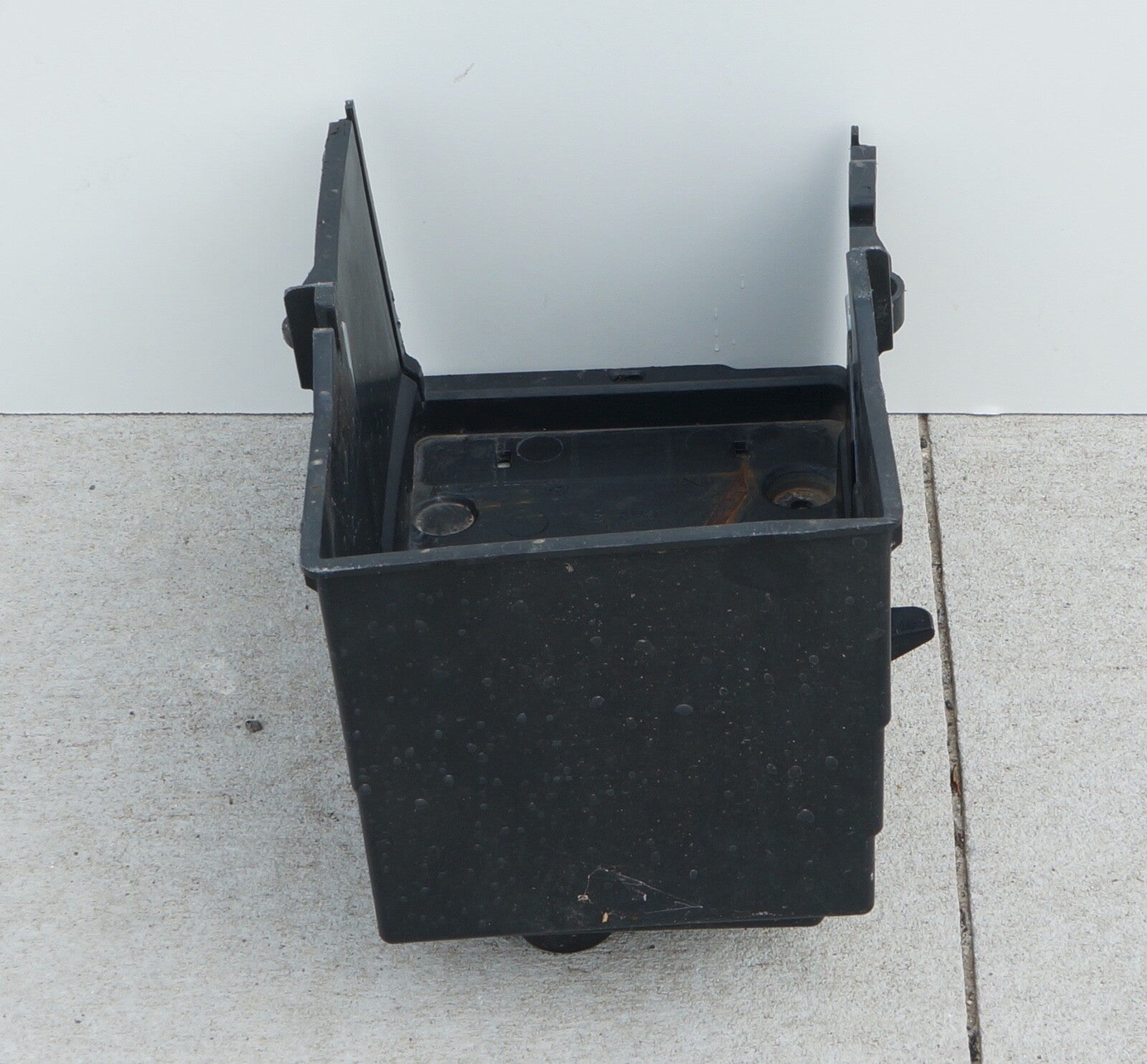 2017 -2019 FORD ESCAPE BATTER TRAY HOLDER HAS DAMAGE OEM AM5110723AD