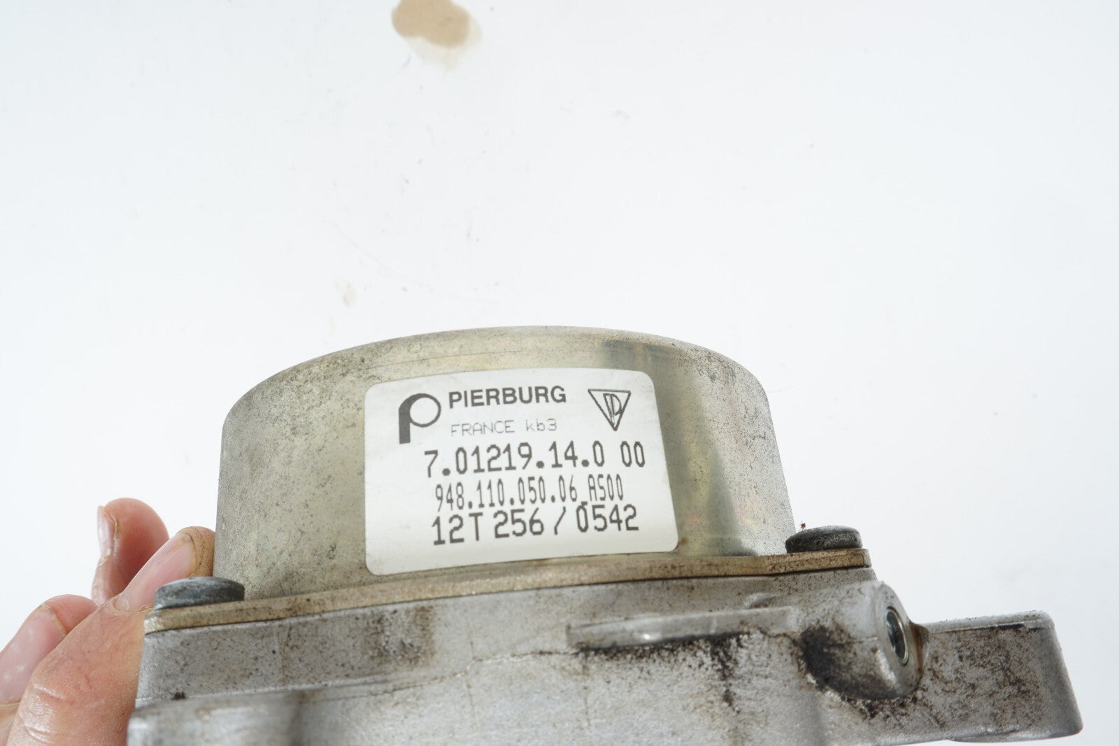 10 - 16 PORSCHE PANAMERA ENGINE VACUUM PUMP 94811005006  OEM