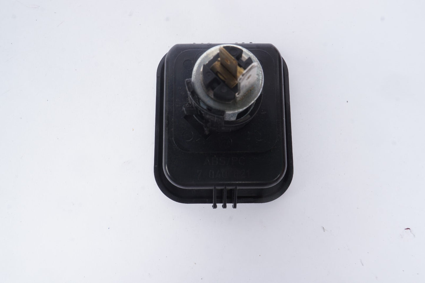 2004 - 2010  BMW 650i E63 E64 Power Input Plug 12V Socket Outlet 7040621  OEM