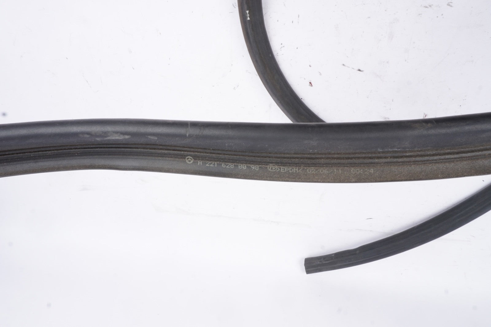 2007 - 2013 MERCEDES W221 S550 HOOD BONNET SEAL RUBBER UNDER OEM