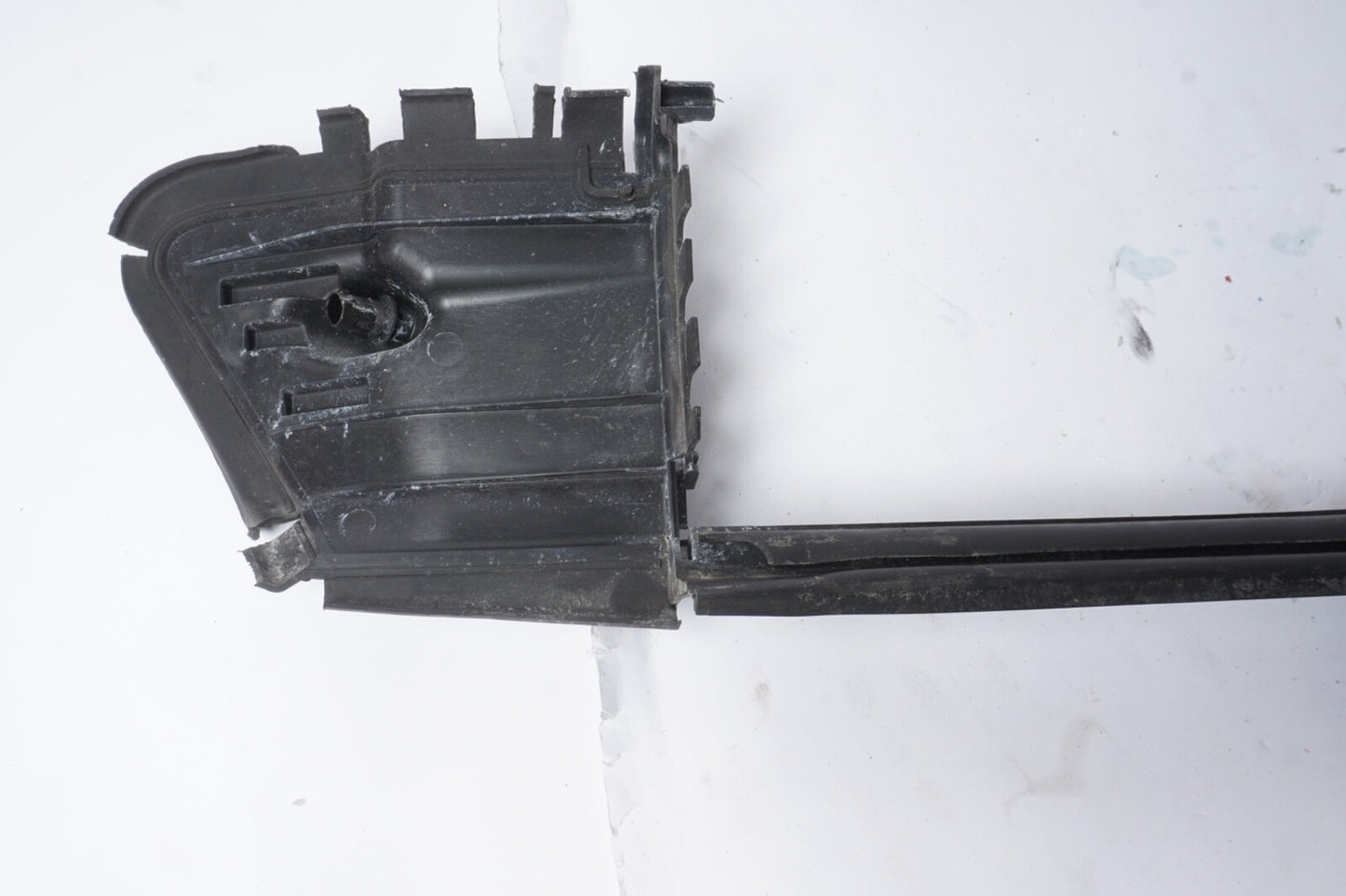 2010 - 2013 MERCEDES-BENZ S W221 LOWER AIR DUCT BAFFLE A2215052630 OEM
