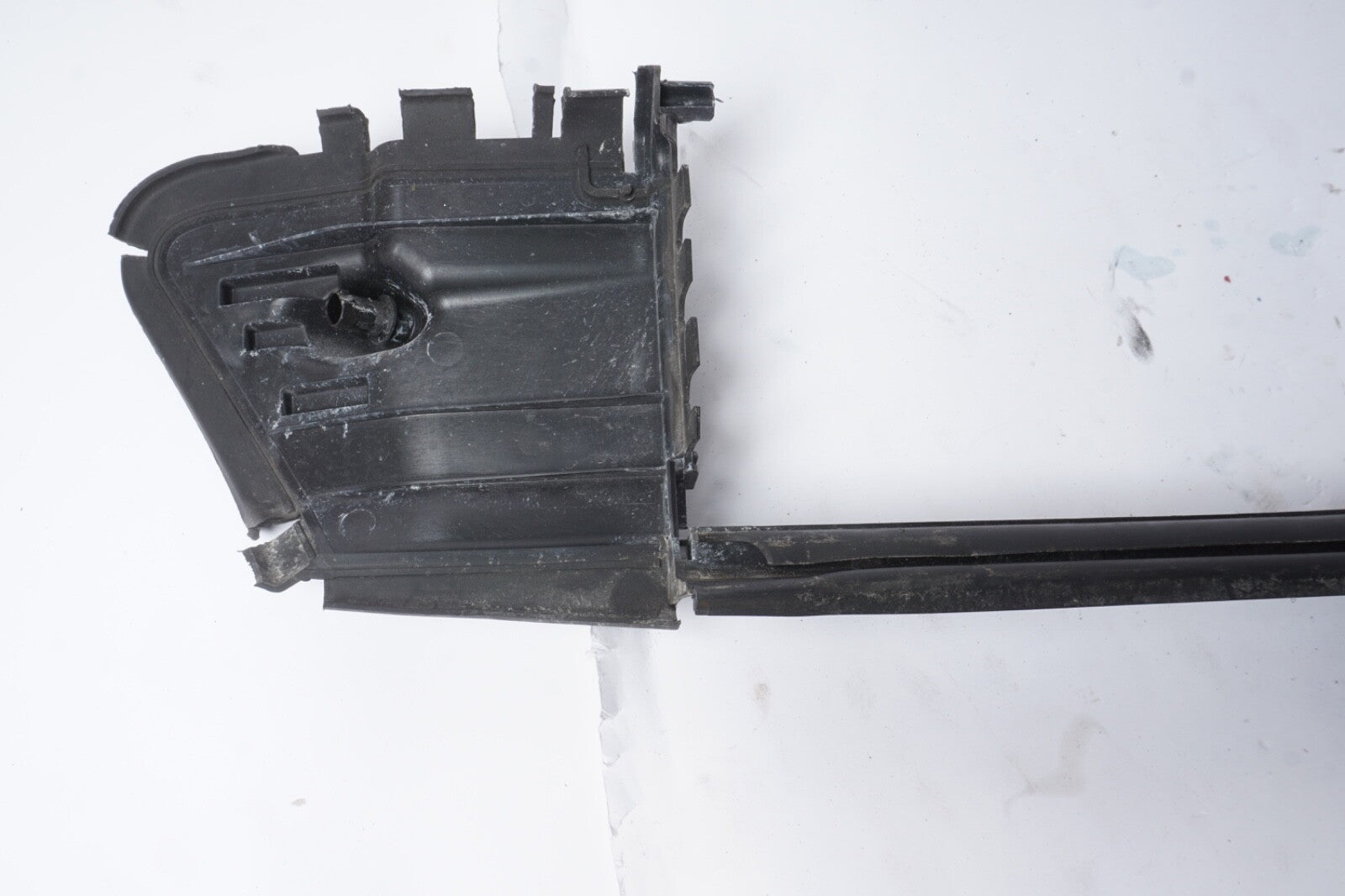 2010 - 2013 MERCEDES-BENZ S W221 LOWER AIR DUCT BAFFLE A2215052630 OEM