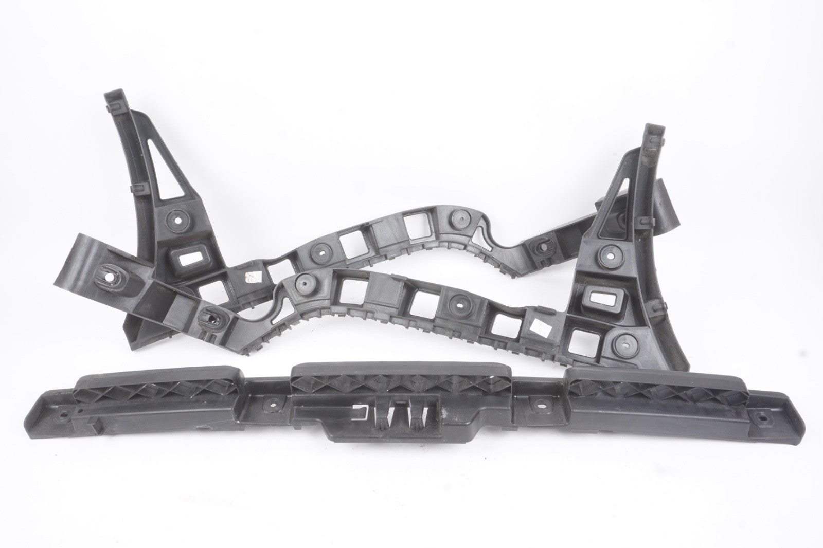 2012 - 2019 Volkswagen Passt Rear Bumper Center Mount Support Bracket OEM