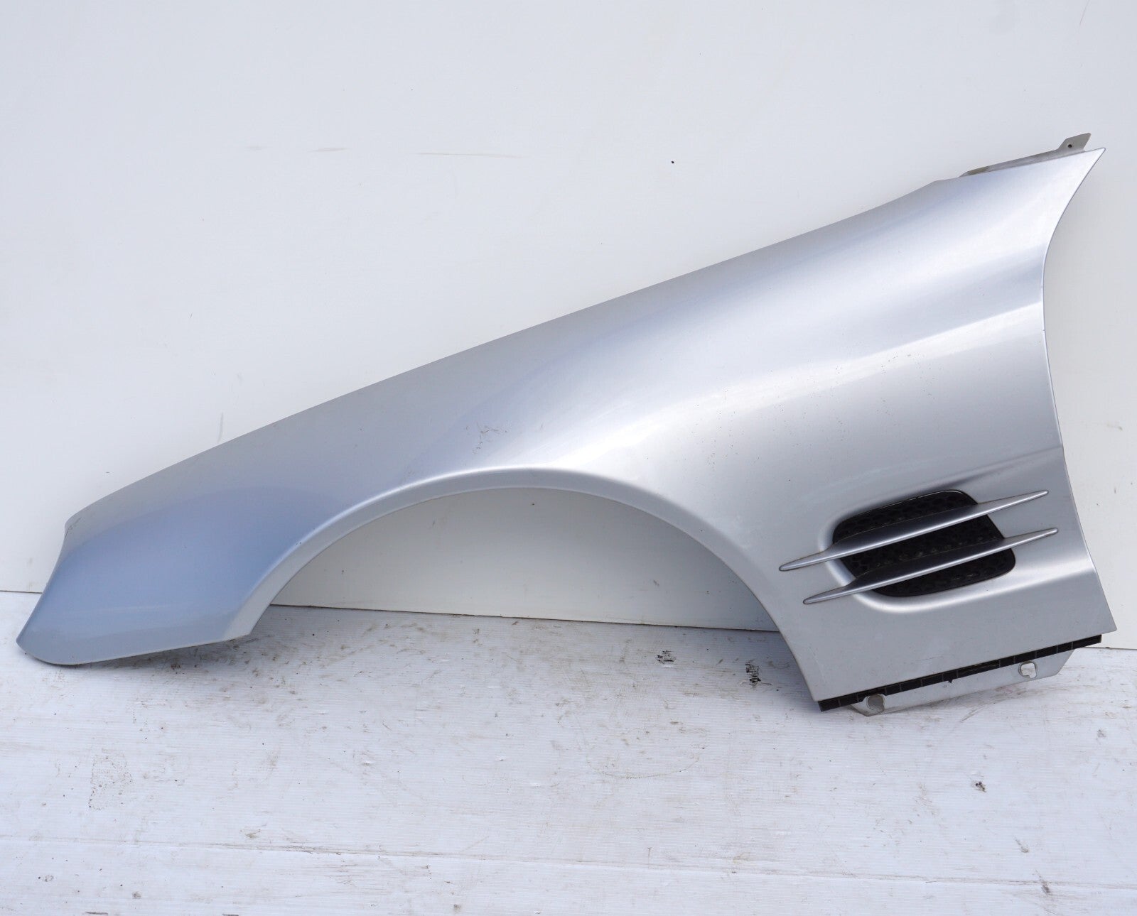 03 - 08 Mercedes R230 SL500 SL600 FRONT FENDER LEFT DRIVER SIDE OEM