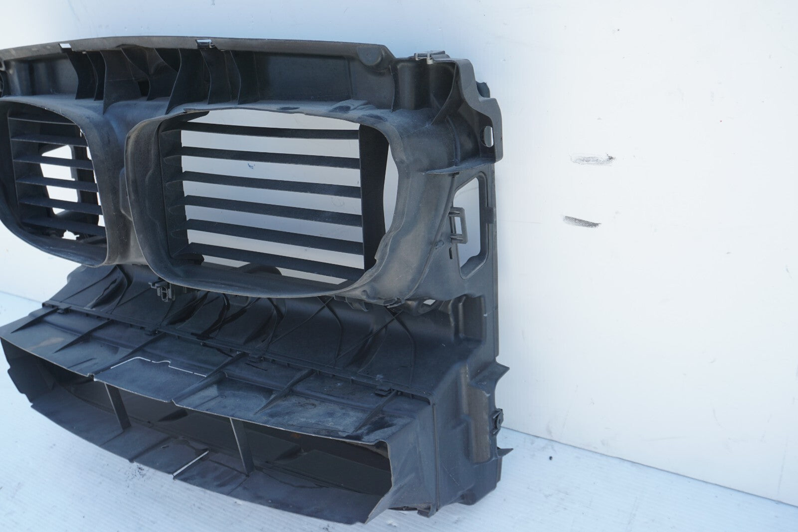 2011-2016 bmw 650i 550i GT F07 n63 4.4l radiator upper and lower support frame