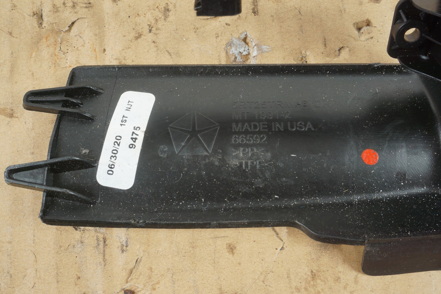 17-20 CHRYSLER PACIFICA FRONT LEFT SIDE SEAT RAIL COVER TRIM 5RT25TRMAB OEM