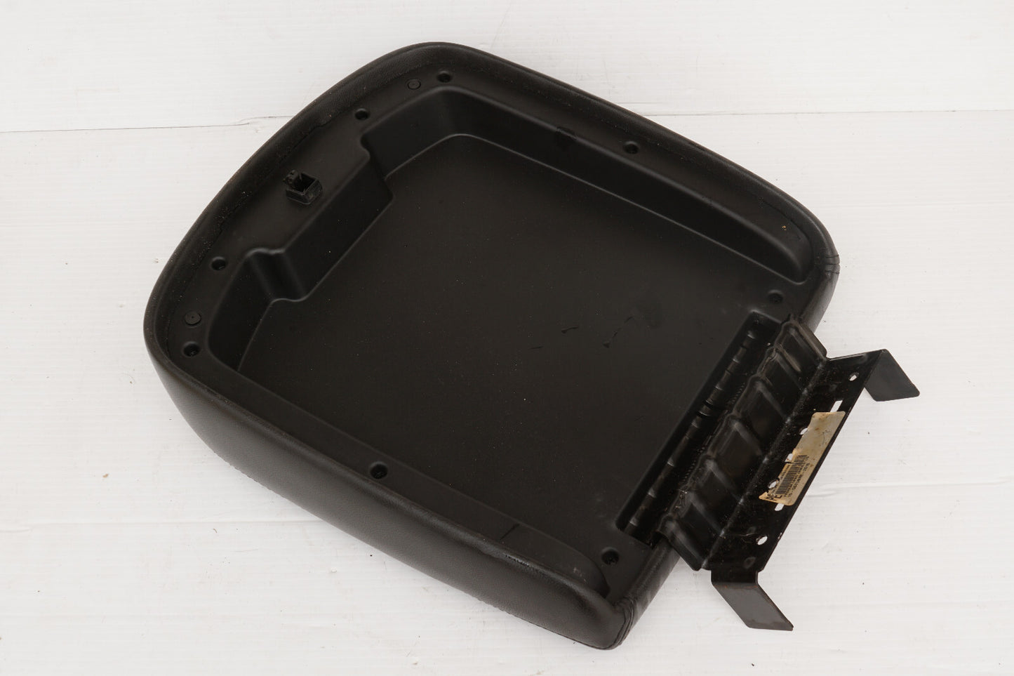 2007 - 2013 CHEVROLET AVALANCHE CENTER CONSOLE ARMRESR ARM REST L0197017AA OEM