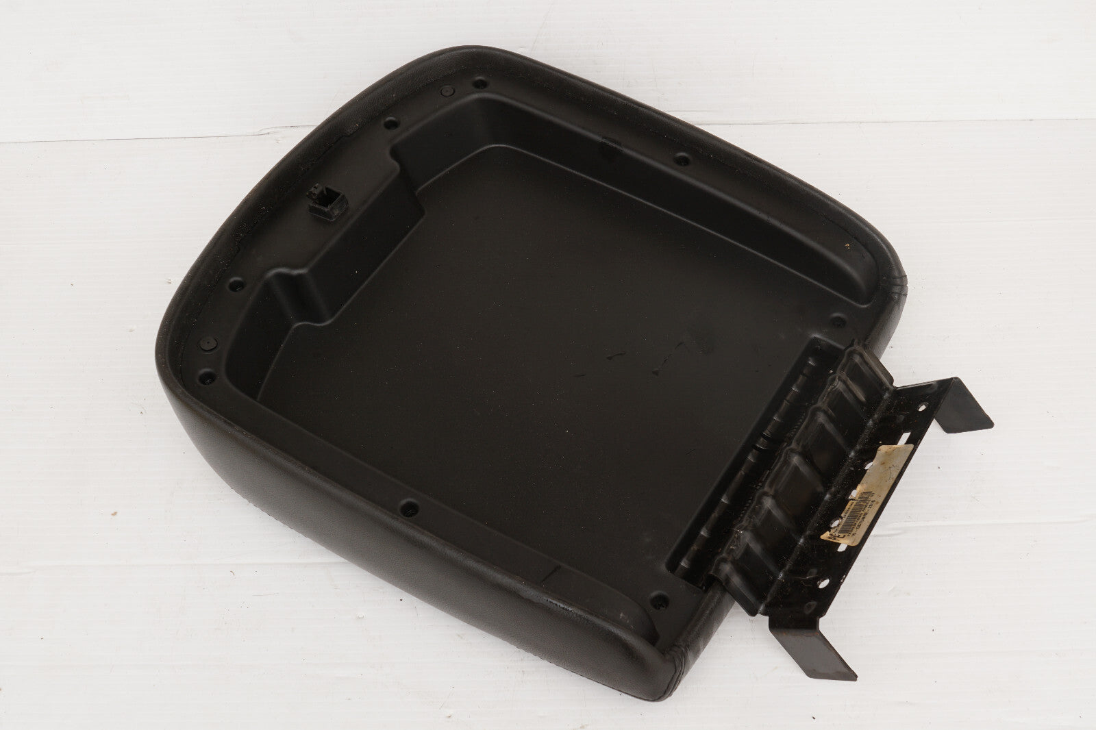 2007 - 2013 CHEVROLET AVALANCHE CENTER CONSOLE ARMRESR ARM REST L0197017AA OEM