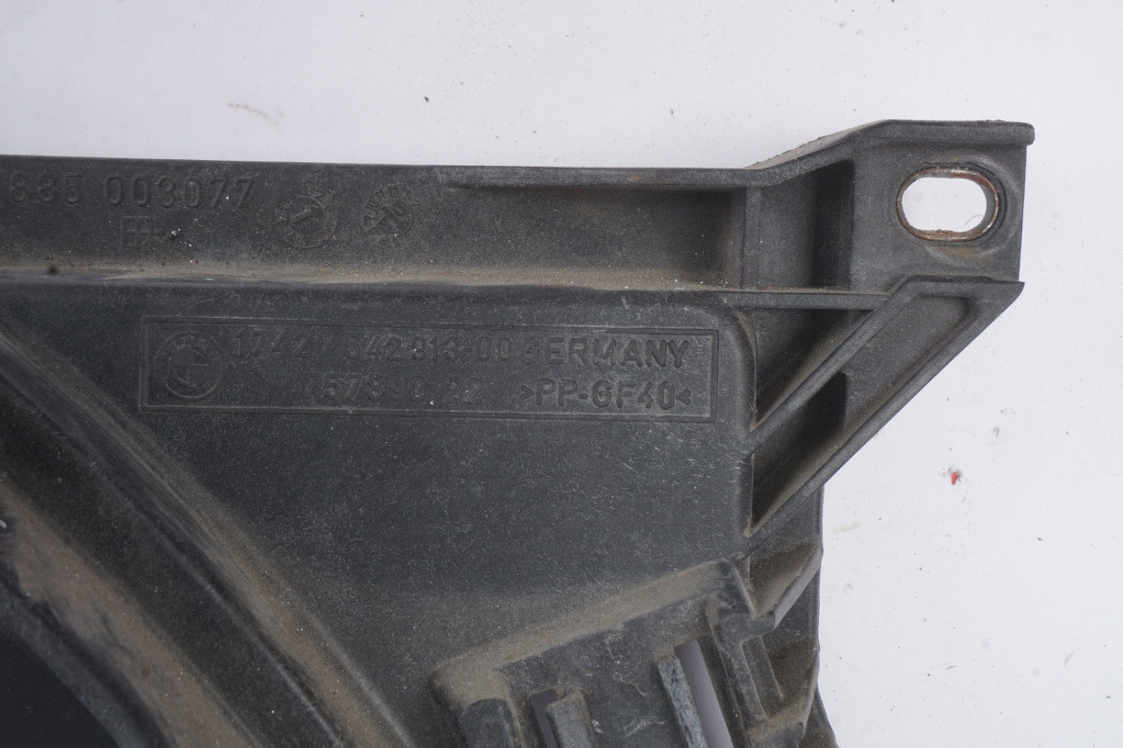 2005 BMW E85 Z4 3.0L M54 Engine Radiator Cooling Fan Housing OEM