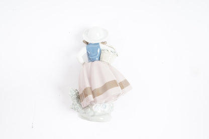 Figurine "Linda con Cesta" Girl with Basket #5221 Retired Mint