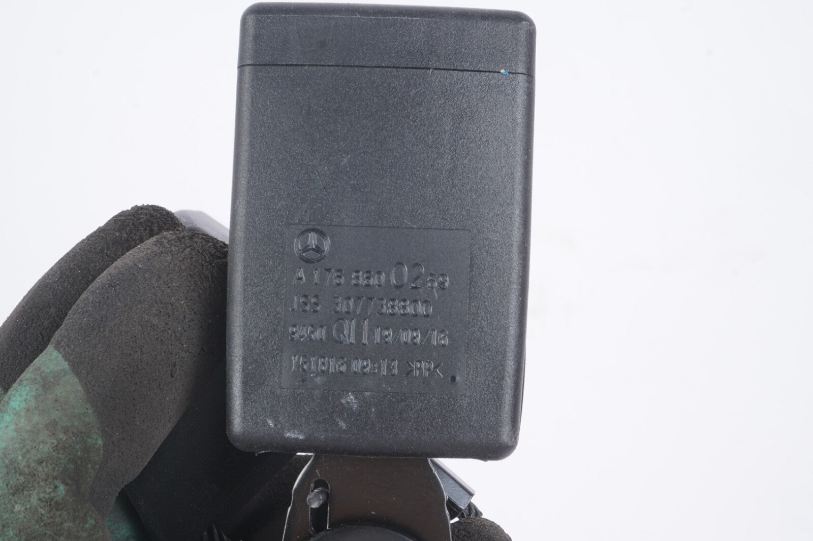 2015 - 2020 Mercedes X156 GLA45 GLA250 seat belt buckle set center rear