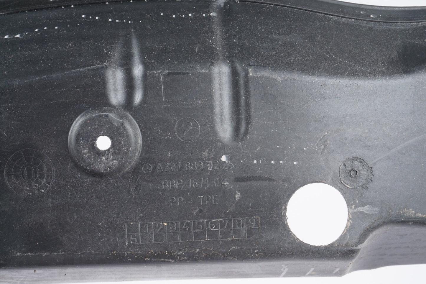 10-17 MERCEDES-BENZ C207 E350 E550 FRONT RIGHT SIDE FENDER COVER PANEL TRIM OEM