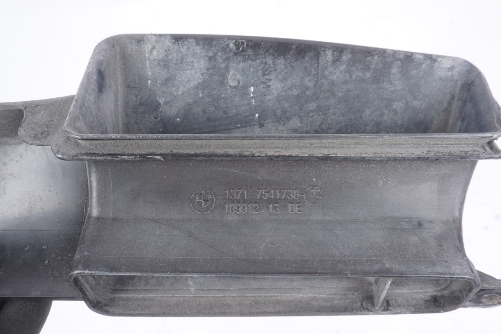 06-11 BMW 328i 335i E90 E92 E84 Engine Motor Air Intake Suction Hood Tube Duct