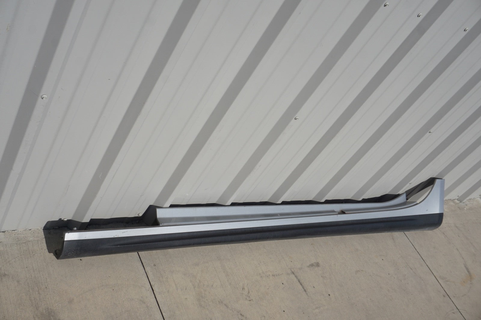 2014 - 2019 MASERATI GHIBLI SQ4 LEFT DRIVER SIDE SKIRT ROCKER PANEL SILVER OEM