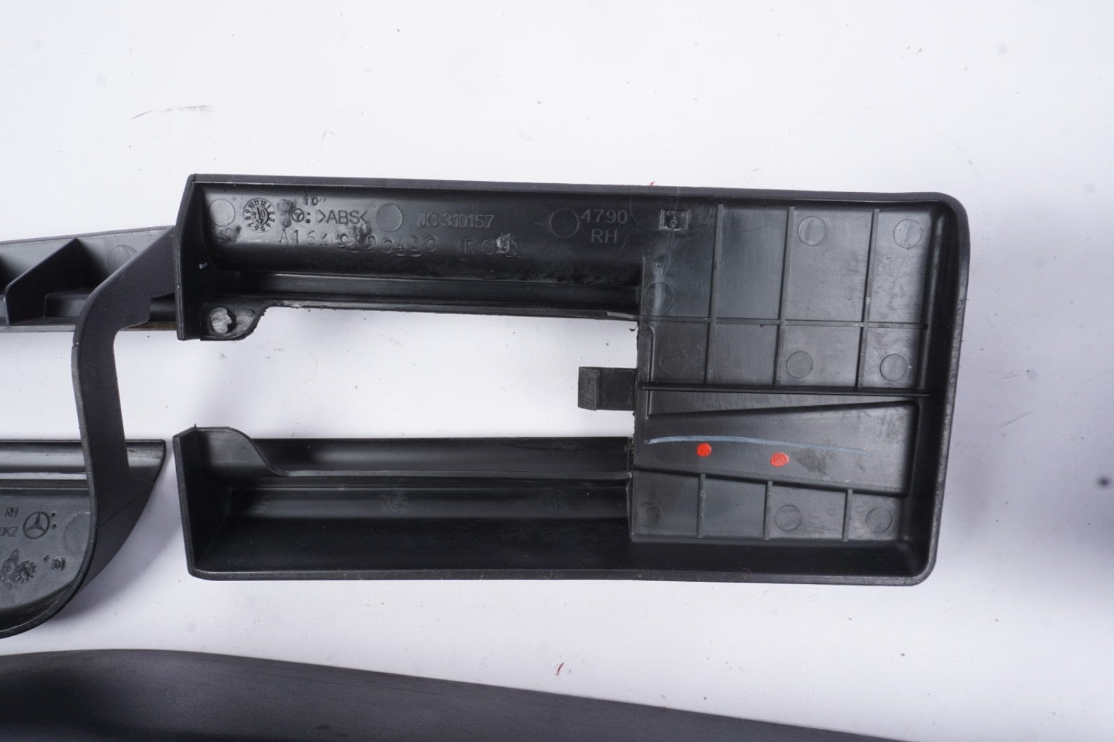 2007-2011 MERCEDES ML350 FRONT RIGHT PASSENGER SIDE TRACK RAIL COVER TRIM OEM