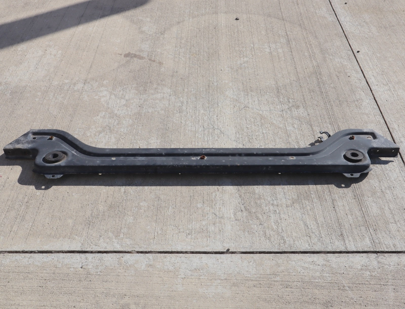 06-11 Mercedes W164 X164 ML350 ML550 Front Lower Radiator Core Support Bracket