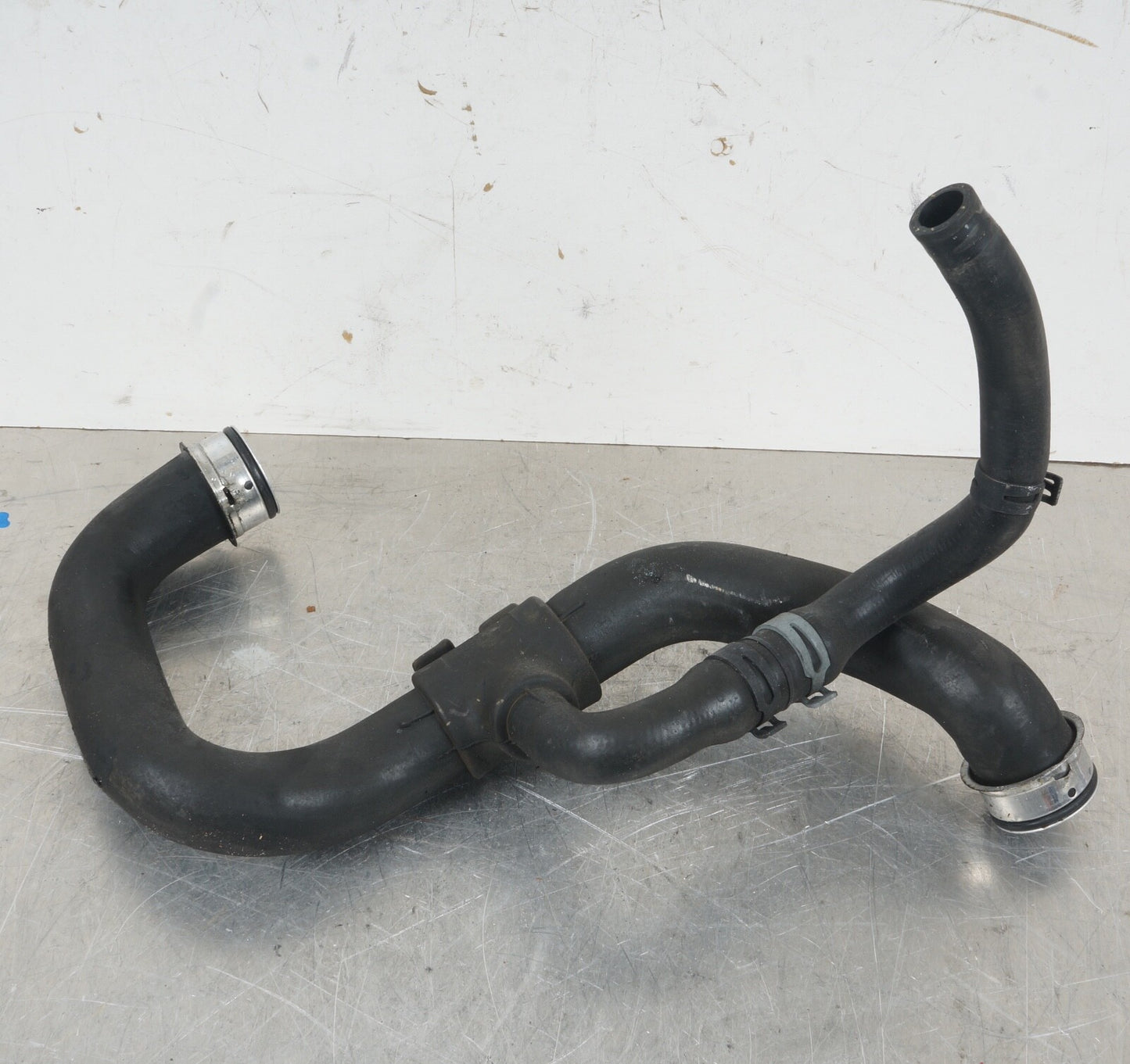 08-11 Mercedes W204 C300 E350 Lower Radiator Cooling Hose Pipe 2045010482 OEM