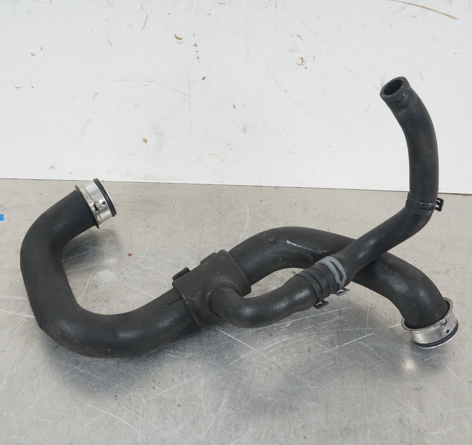 08-11 Mercedes W204 C300 E350 Lower Radiator Cooling Hose Pipe 2045010482 OEM