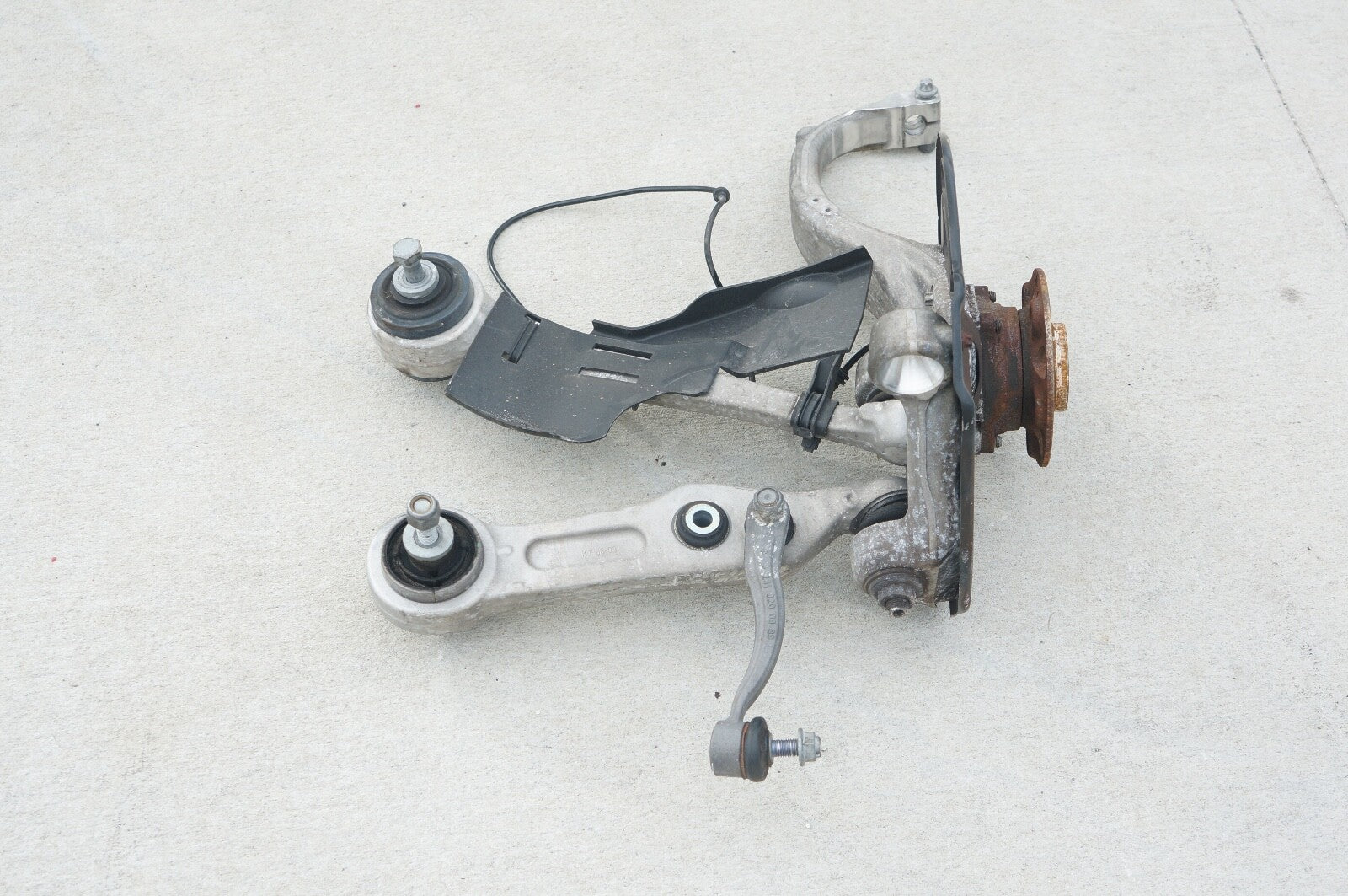 17 - 20 Mercedes SL450 SL550 Front Left Wheel Carrier Hub Knuckle Spindle