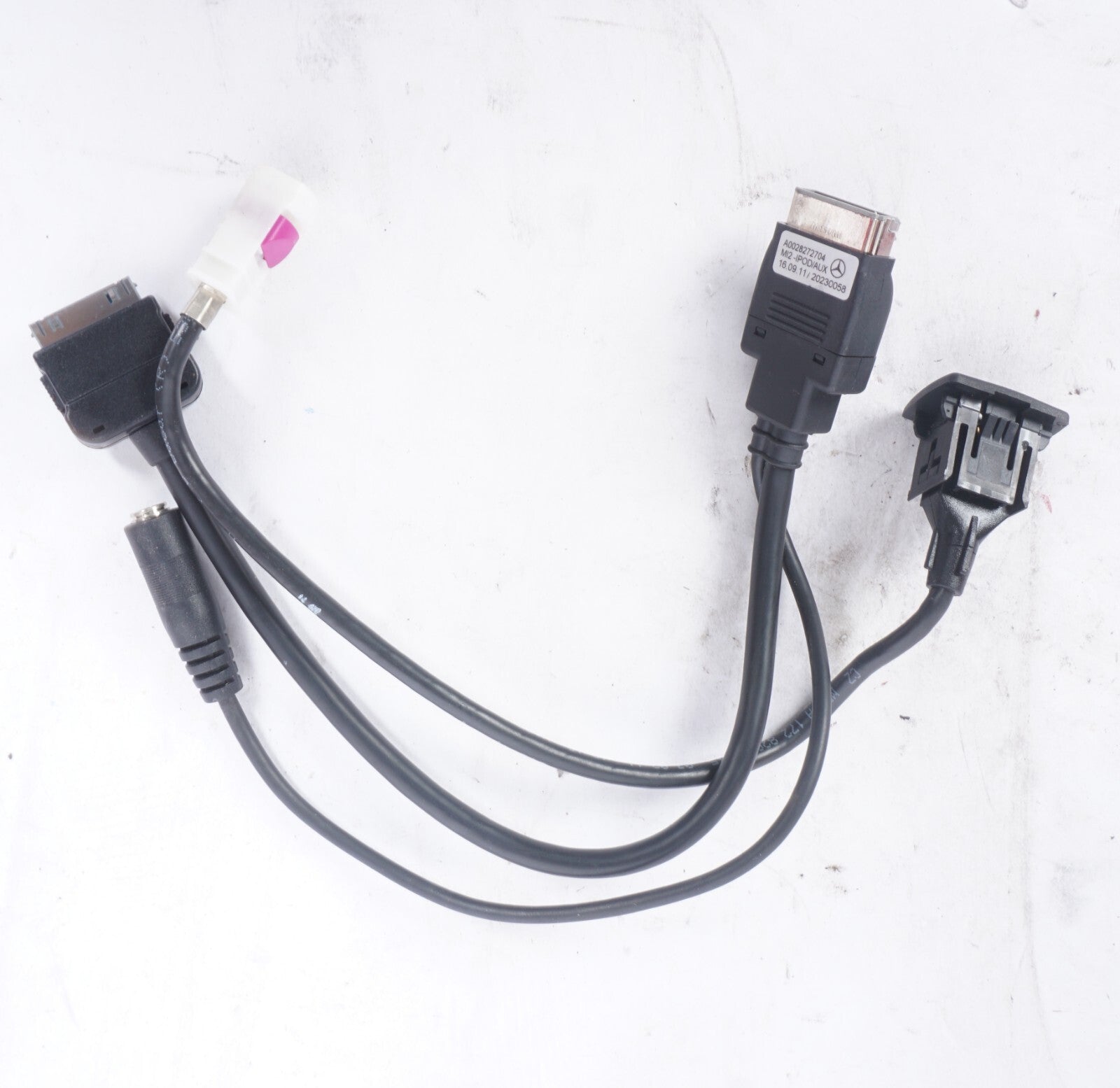12-14 Mercedes C300 C250 C350 Music Interface iPod iPhone 30-Pin Cable OEM