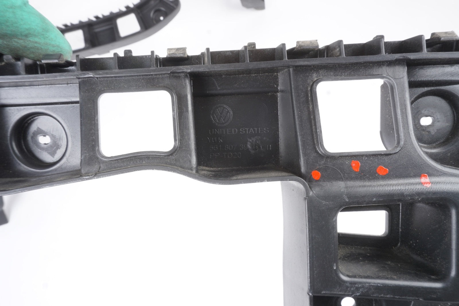 2012 - 2019 Volkswagen Passt Rear Bumper Center Mount Support Bracket OEM