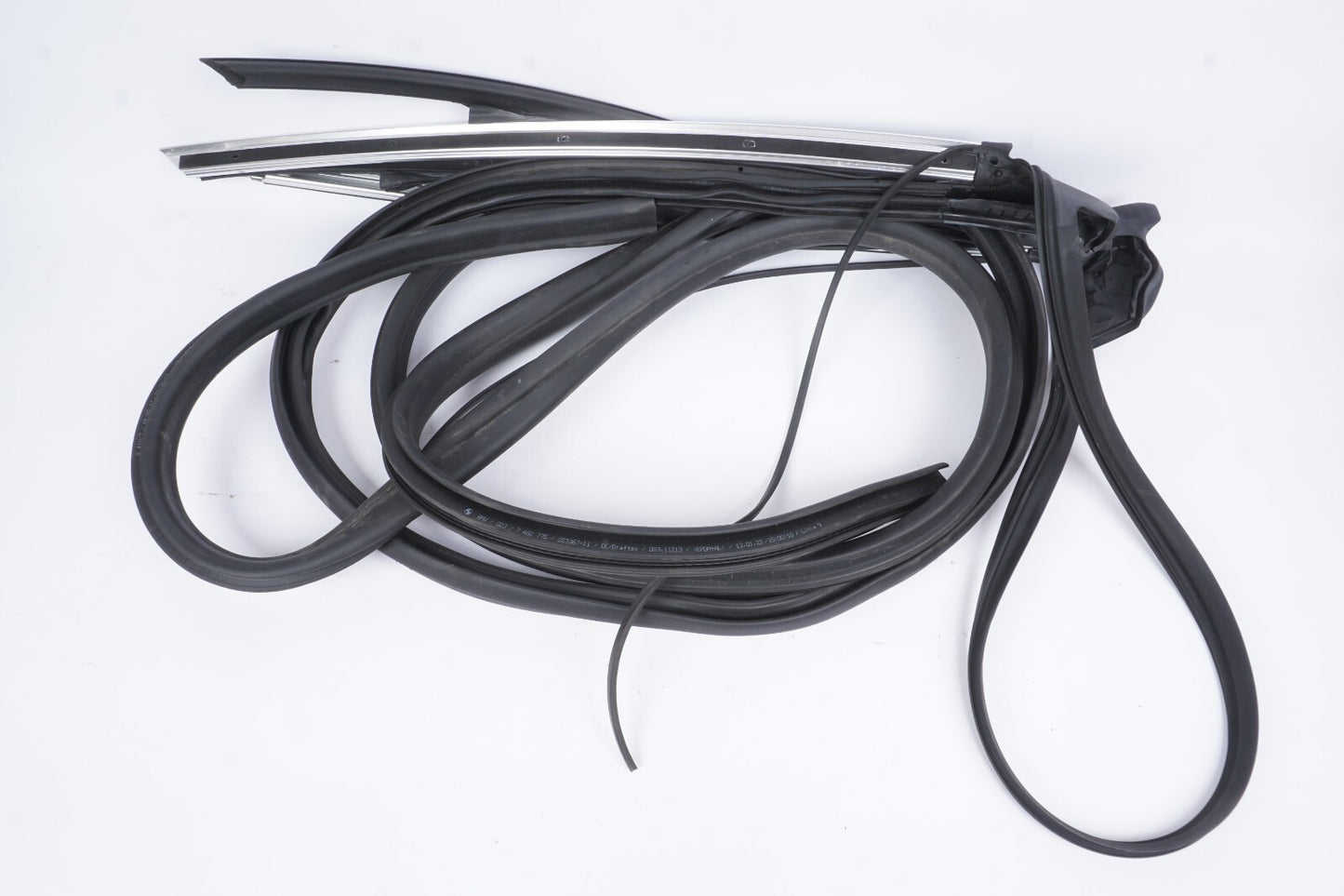 21 - 24 BMW 430I Convertible Front Windshield Weatherstrip Seal 7482775 OEM
