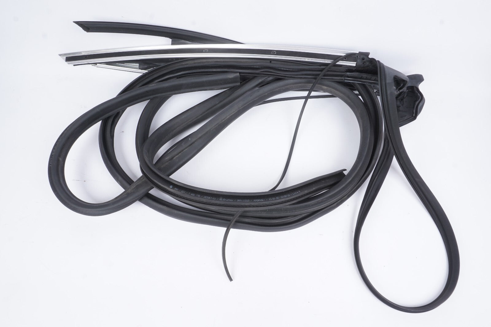 21 - 24 BMW 430I Convertible Front Windshield Weatherstrip Seal 7482775 OEM