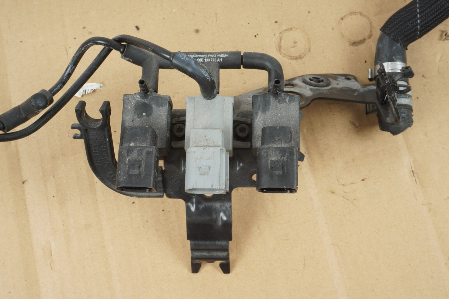 2012 - 2015 AUDI A7 3.0L EMISSION SYSTEM PURGE SOLENOID VALVES W/ BRACKET OEM