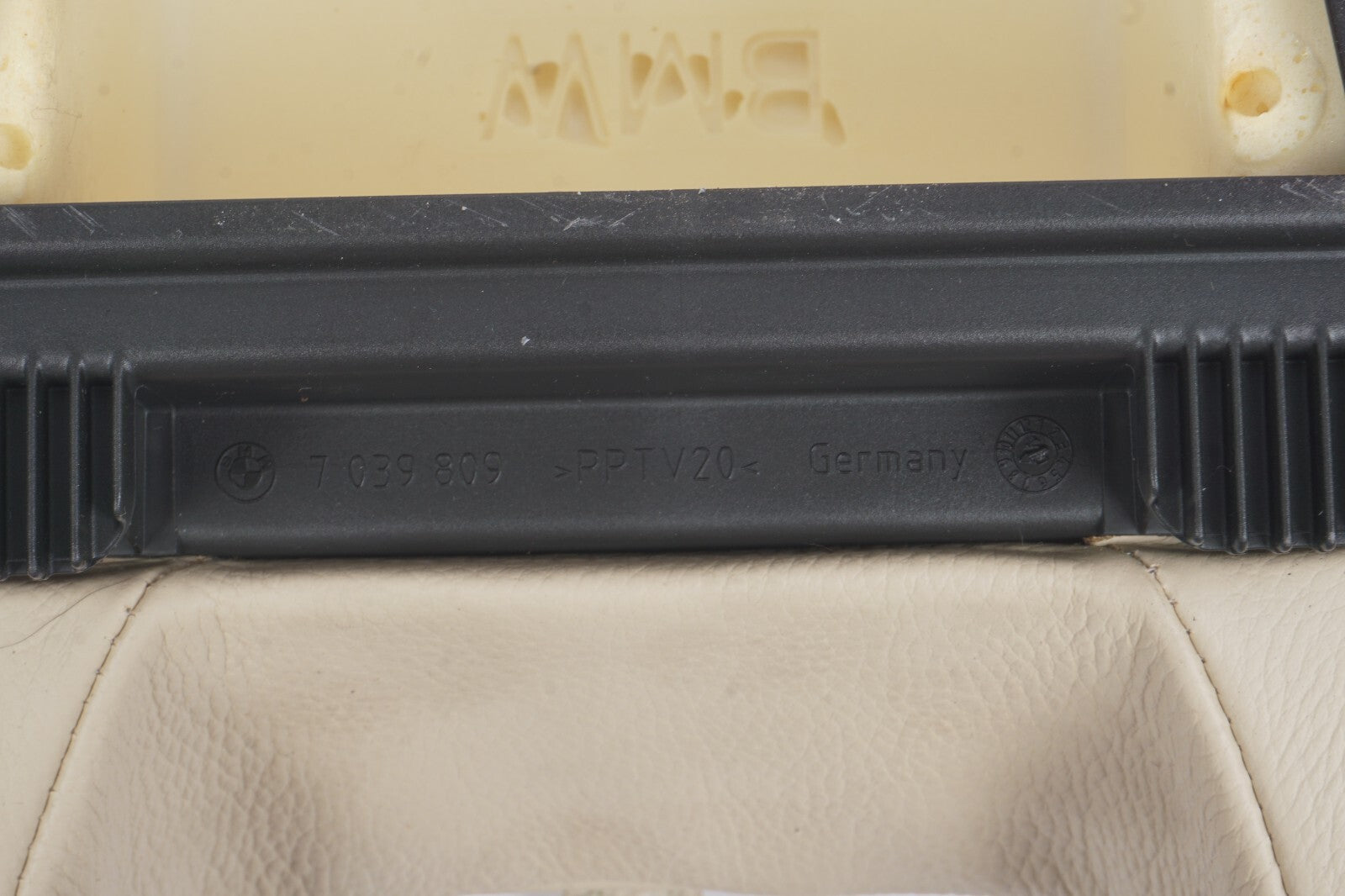 2004 - 2010  BMW 650i E63 E64 Rear Center Seat Armrest Cushion 7039808 OEM
