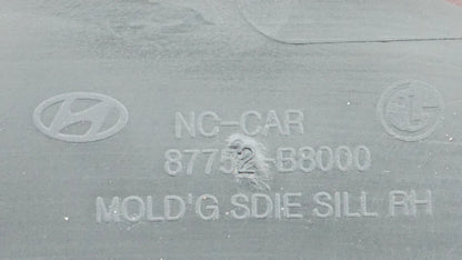 2013-2018 HYUNDAI SANTA FE RIGHT PASSENGER SIDE ROCKER PANEL SKIRT MOLDING OEM