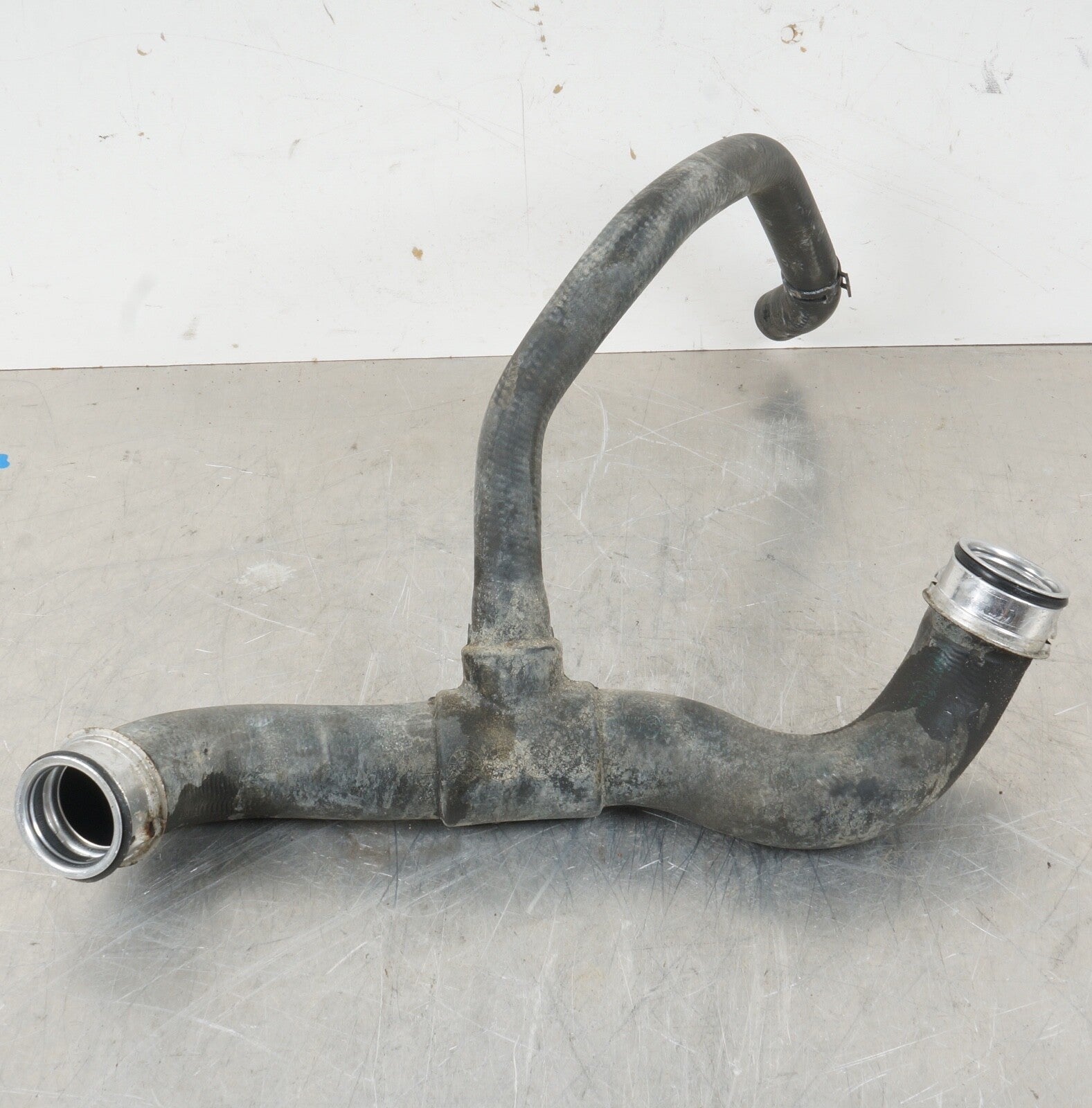 07-11 Mercedes W221 S550 CL550 Lower Radiator Cooling Hose Pipe 2215015582 OEM