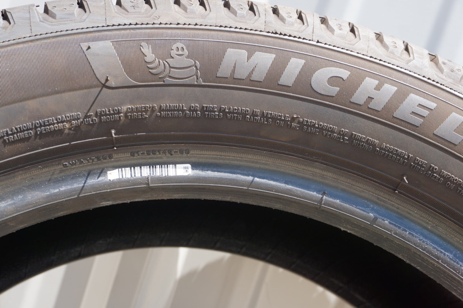 2 x P235/50R18 Michelin Defender 2 Used Tire Excellent Condition