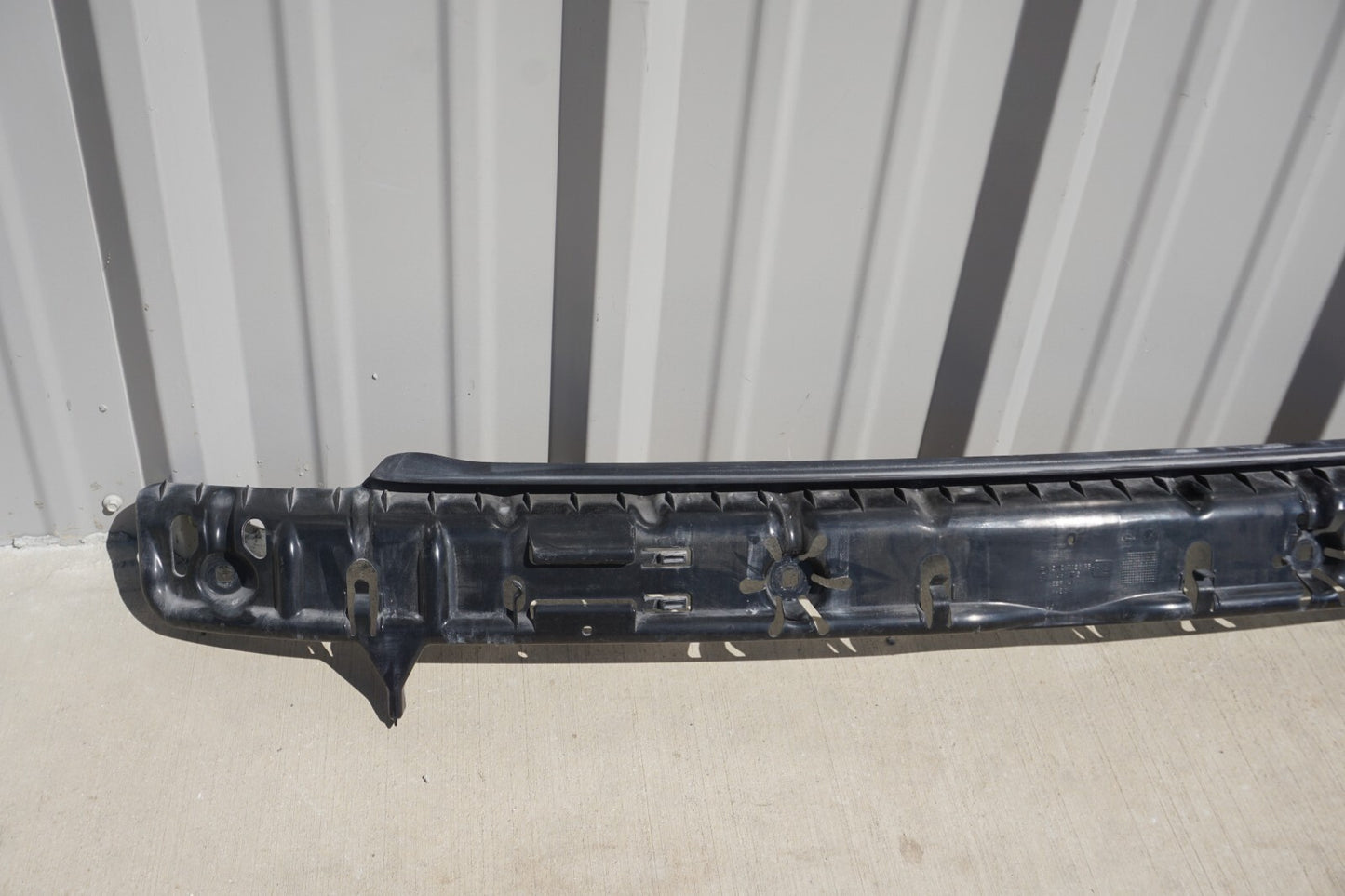 2004 - 2010  BMW 650i E63 E64 Rear Center Bumper Mount Bracket Support OEM
