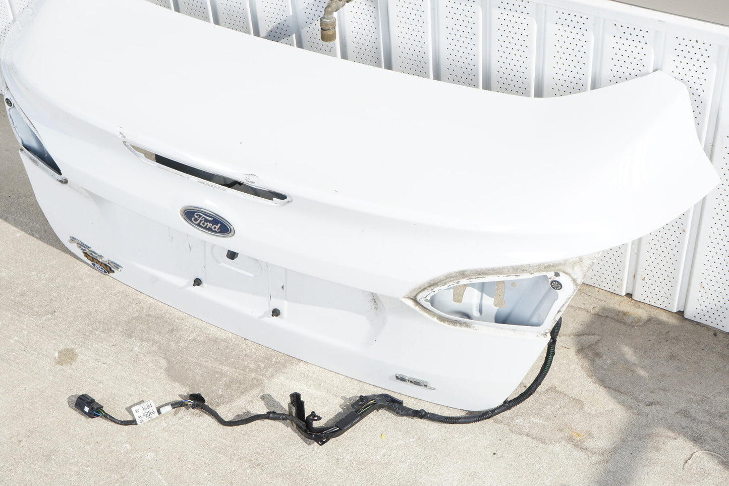 16 17 18 FORD FOCUS SEDAN TRUNK LID OEM