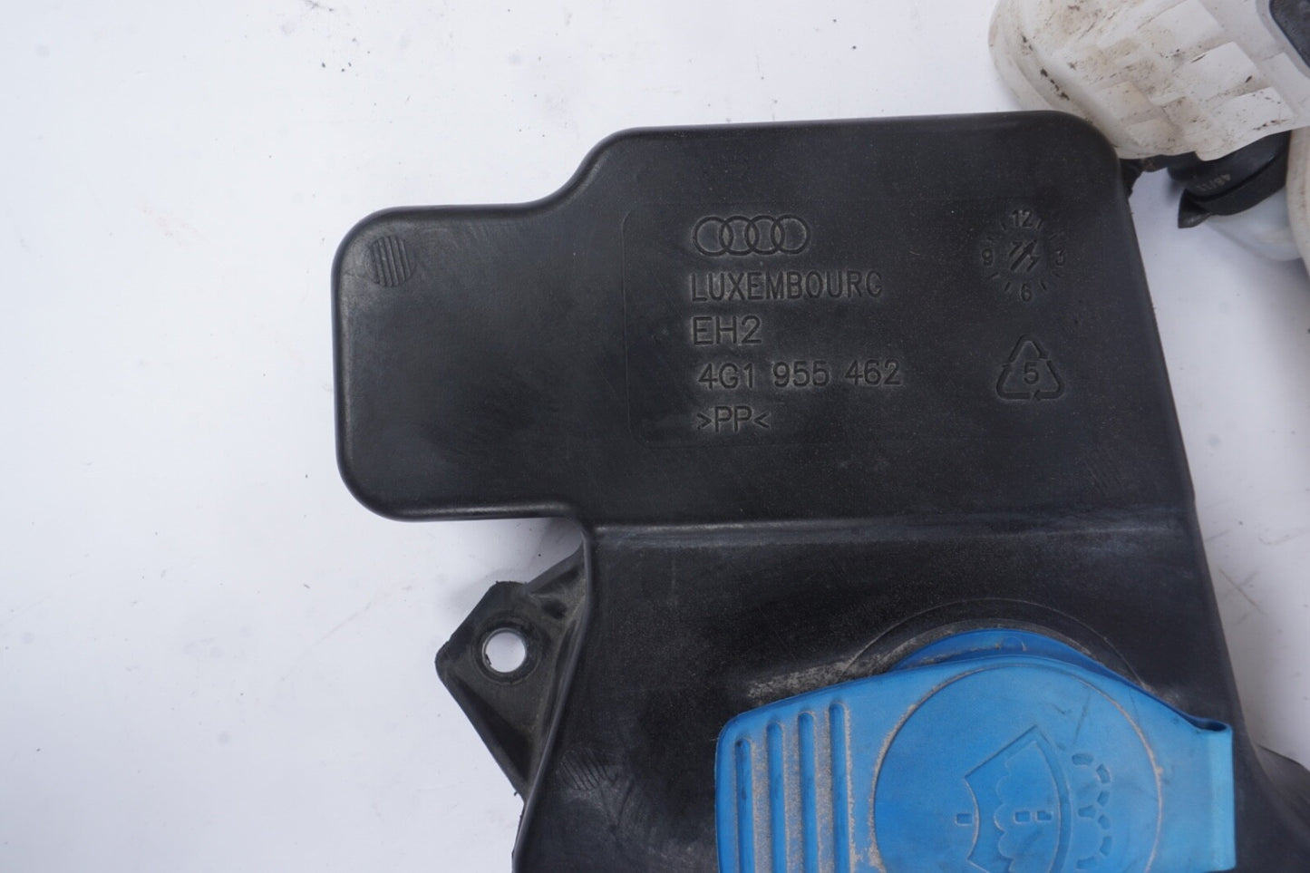 12-17 AUDI A6 S6 A7 S7 Windshield Washer Fluid Reservoir 4G1955462 OEM